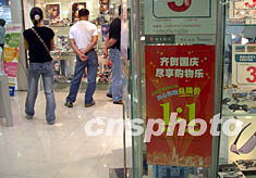 港币人民币1:1兑换 香港商铺的吸引顾客新招还是争议之举？