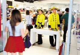 泰国商户巧妙招徕中国游客，本土门店融入中文服务体验