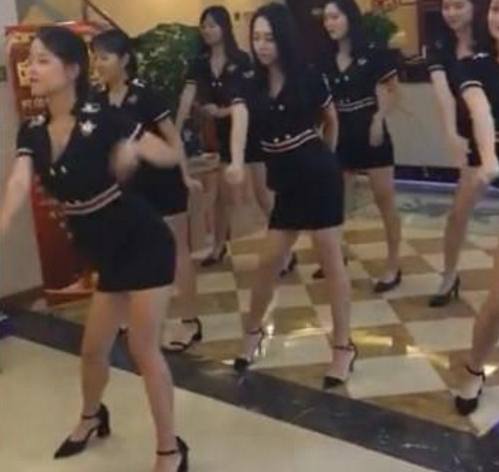 足浴店老板为了招揽顾客,想出了这个办法,网友:美女们是自愿吗